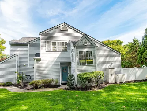 18 Beekman Pl, Islandia, NY 11749