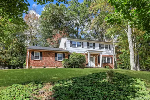 8 Liberty Cir, Clarkstown, NY 10956