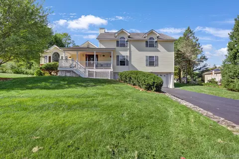4 Applesauce Ln, Wappinger, NY 12590