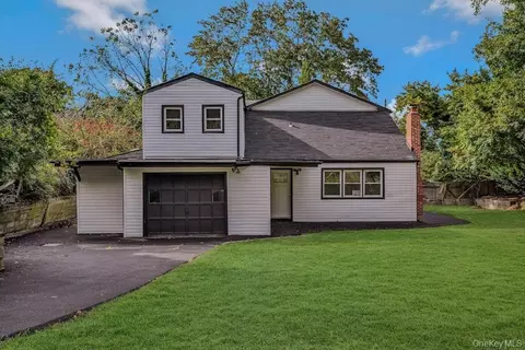 30 Dogwood Rd, Rocky Point, NY 11778