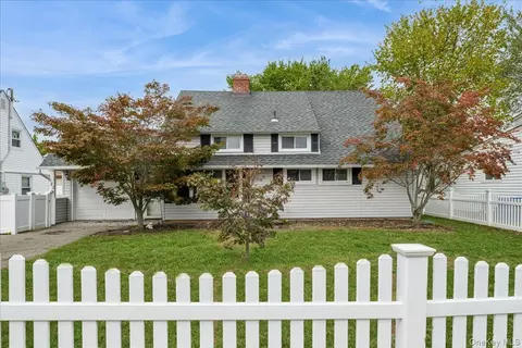 44 Shotgun Ln, Levittown, NY 11756