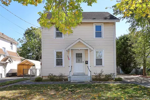 437 Ray St, Freeport, NY 11520
