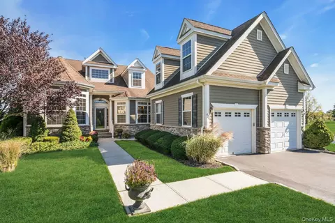 420 Stonecrop Rd, Riverhead, NY 11901