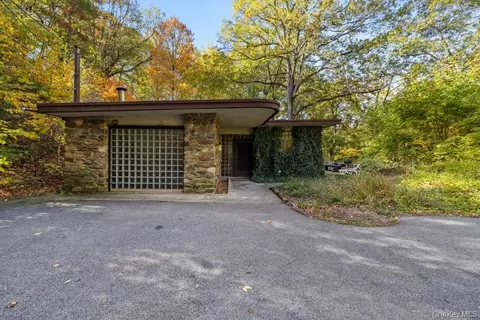 1305 Grants Ln, Yorktown, NY 10562