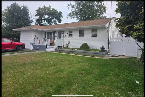 14 E Chestnut St, Central Islip, NY 11722