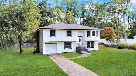 37 Cedar Branch St, Middle Island, NY 11953