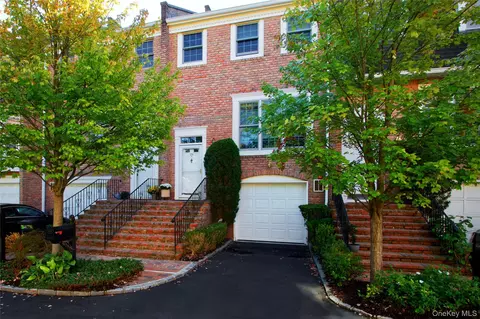 78 Marjorie Ct, North Hempstead, NY 11030