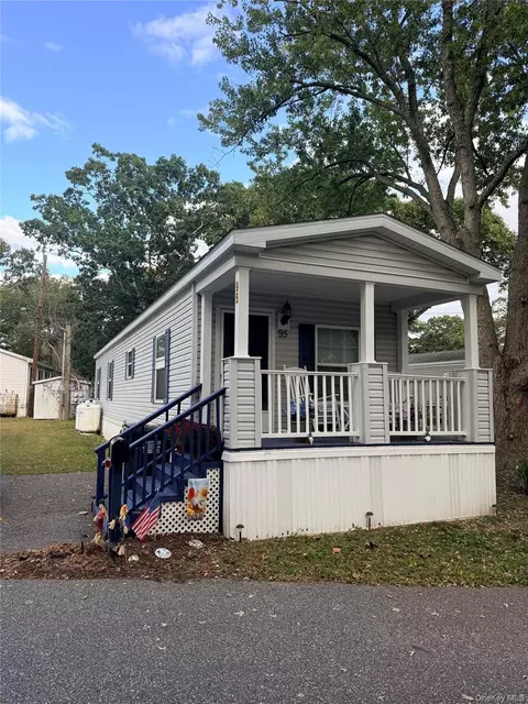 37 Hubbard Ave #95, Riverhead, NY 11901