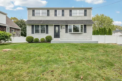 15 Palm St, Lindenhurst, NY 11757