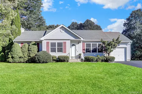 230 Baywood Dr, Calverton, NY 11933