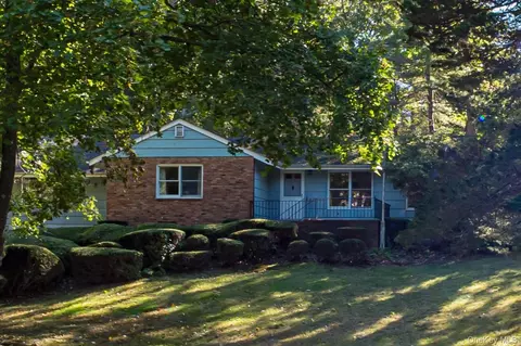 562 Old Bridge Rd, Northport, NY 11768