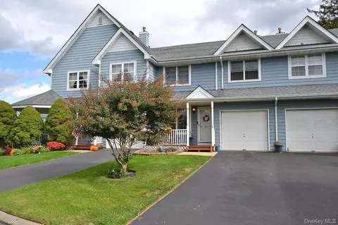 91 Broadlawn Dr, Central Islip, NY 11722