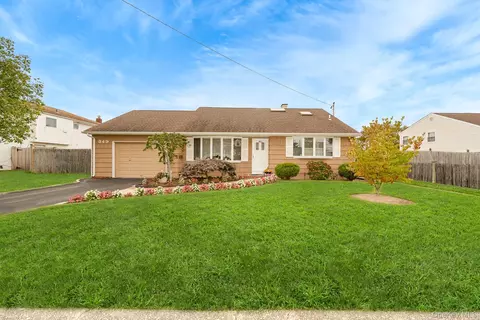 349 Lido Pkwy, Lindenhurst, NY 11757