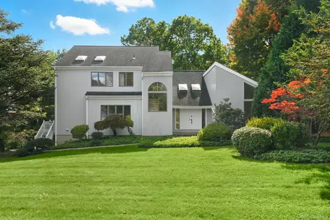 26 Watergate Dr, Amawalk, NY 10501