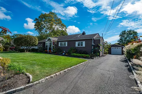 60 White St, North Babylon, NY 11703