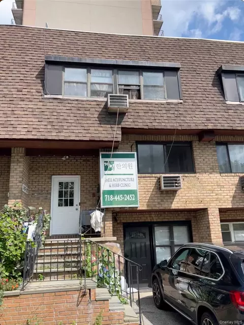 143-27 Roosevelt Ave, Flushing, NY 11354