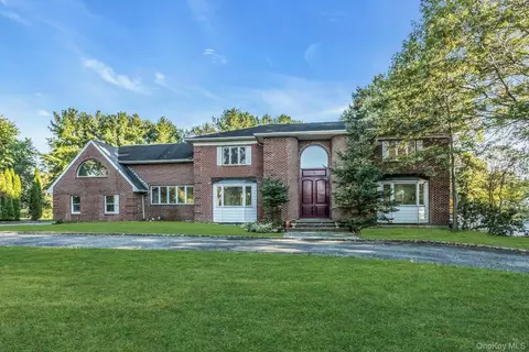 21 Overbrooke Ln, Glen Head, NY 11545
