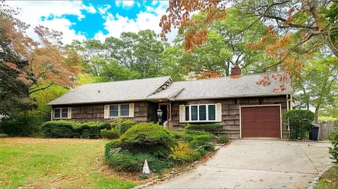 57 Hiawatha Dr, Brightwaters, NY 11718
