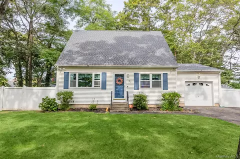 29 Bedford Ave, Mastic, NY 11950