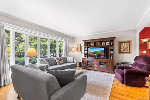 19 Donald Ln, Ossining, NY 10562