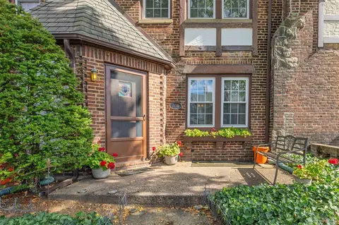 338 Bauer Pl, North Hempstead, NY 11501