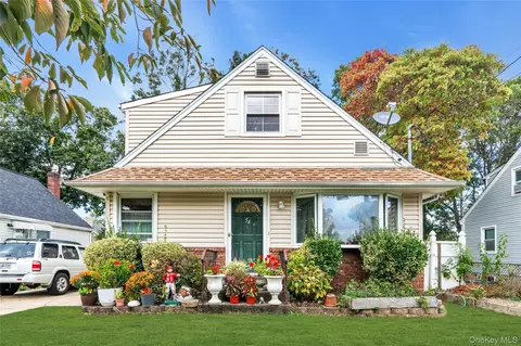 54 E 15th St, Huntington Station, NY 11746