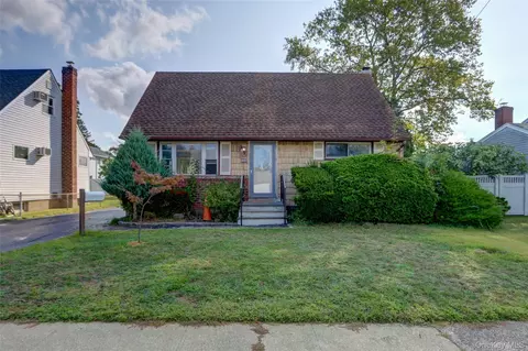 33 Oak St, Hicksville, NY 11801