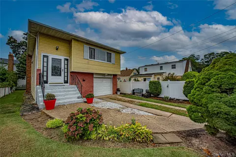 15 Major Rd, Massapequa, NY 11758