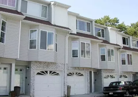 16 Linda Ln, Staten Island, NY 10312