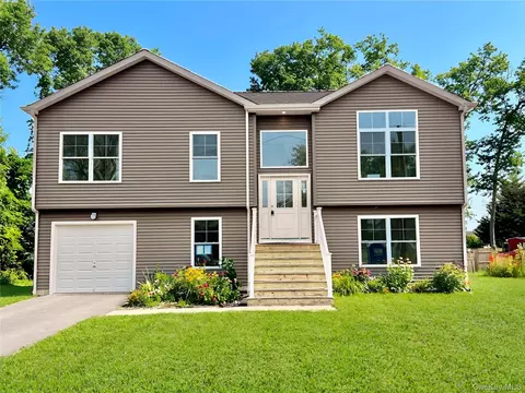 40 St George Dr, Shirley, NY 11967