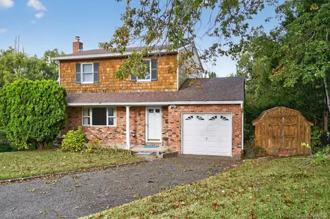 16 Wagon Ln, Glen Head, NY 11545