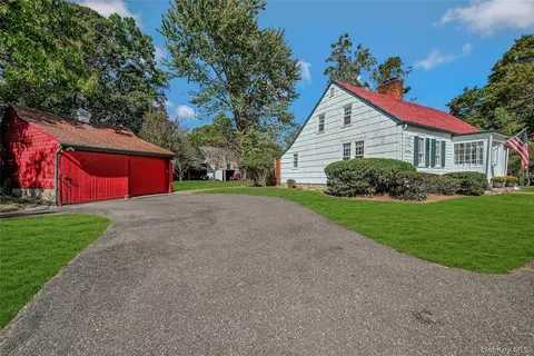 147 N Country Rd, Mount Sinai, NY 11766