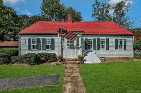 147 N Country Rd, Mount Sinai, NY 11766