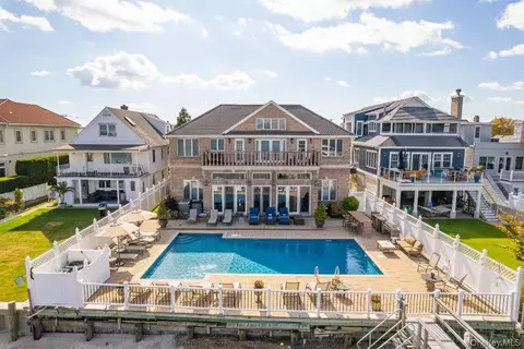 51 Bay St, East Atlantic Beach, NY 11561