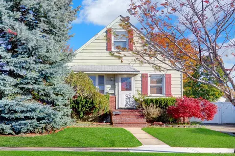 11 Wood St, Lynbrook, NY 11563