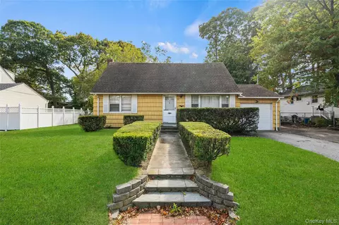 32 Phelps Ln, North Babylon, NY 11703