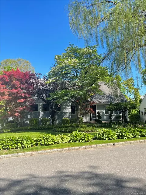 7 Henry St, North Hempstead, NY 11023