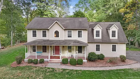 26 Hollyberry Dr, East Fishkill, NY 12533