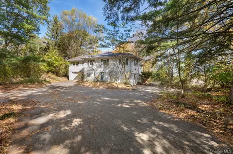 33 Albion Oval, Mahopac, NY 10541