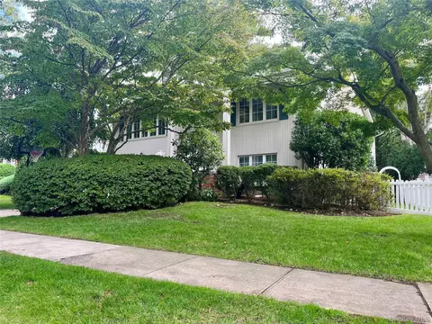 36 Fishermans Dr, North Hempstead, NY 11050