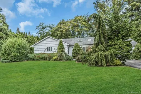 15 Cedar Dr, North Hempstead, NY 11576