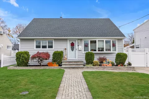 5 Wilfred Blvd, Hicksville, NY 11801