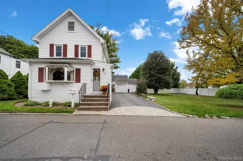 4 Elm St, North Hempstead, NY 11548