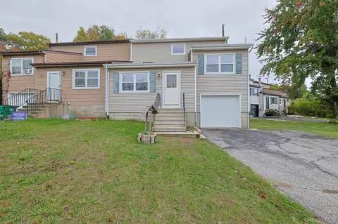 3 Hamlet Ct, Wappinger, NY 12590