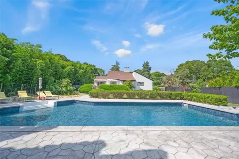 8 School St, Hampton Bays, NY 11946