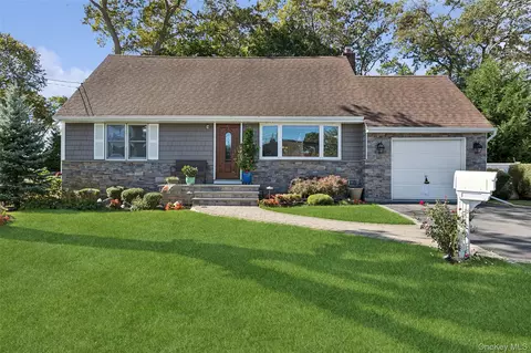 320 W 11th St, Deer Park, NY 11729