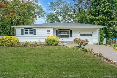 15 Raymond Ave, Farmingville, NY 11738