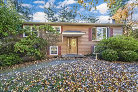 34 Lawrence Rd, Hyde Park, NY 12538