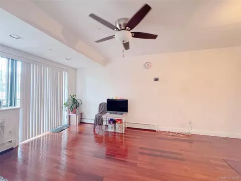 4105 College Point Blvd #3, Flushing, NY 11355