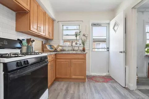 Entry Way - 370 E Broadway, Long Beach, NY 11561 photo 1 of 2